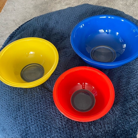 Pyrex set of Primary colors, 3 bowls good condition - Picture 2 of 5